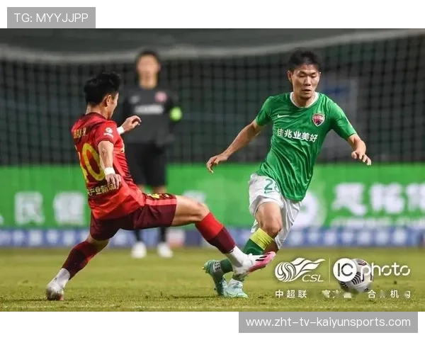 李源一中场抢断后果断远射，皮球击中立柱弹出